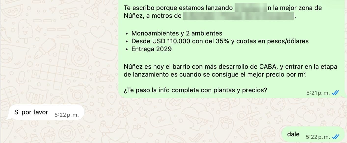 Captura de WhatsApp: el mismo mensaje a otro contacto, que responde «Si por favor» un minuto después; Ramiro le pregunta qué tipo de unidad busca.